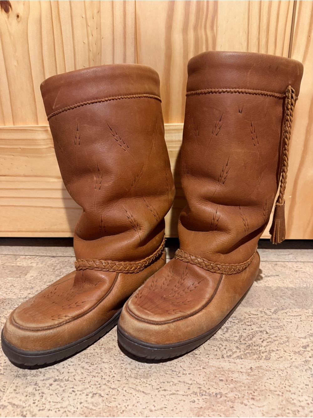 Manitobah Mukluks waterproof Tamarack boots, L8/M6